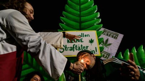 Alemania legaliza el uso recreativo del cannabis, en medio de polémicas