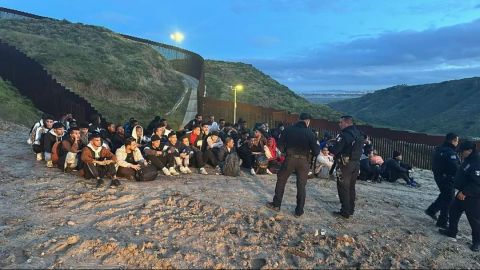 Hallan a 63 migrantes que intentantaban cruzar la frontera