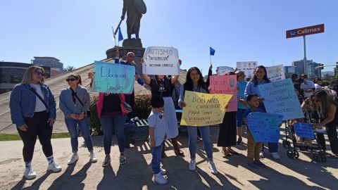Marchan a favor de la concientización sobre el autismo en Tijuana