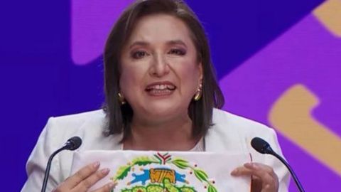 Xóchitl muestra una bandera de México al revés en el debate presidencial 2024
