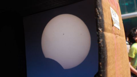 Tijuanenses se reúnen para presenciar el Eclipse Solar desde El Trompo