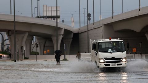 Lluvias en Emiratos Árabes causan inundaciones en aeropuerto y calles de Dubái
