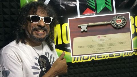 Tijuana honra al guitarrista Javier Bátiz con las llaves de la ciudad