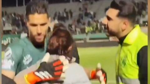 Multan a futbolista iraní por abrazar a una mujer en partido