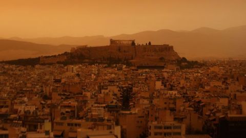 Atenas se tiñe de naranja por arena y polvo del Sáhara