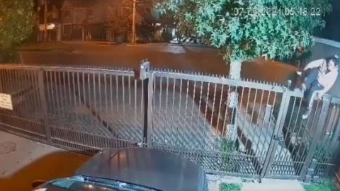 Mujer intenta robar casa pero queda atrapada en el cerco y huye sin pantalón