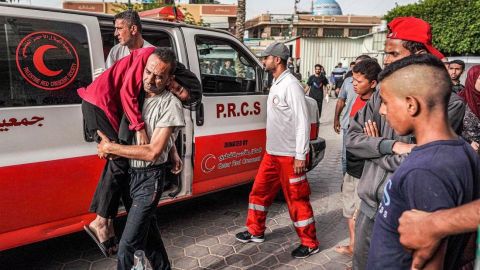 Reportan hallazgo de 80 cadáveres en tres nuevas fosas, en el hospital de Gaza