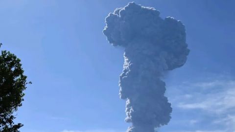 El volcán indonesio Ibu entra en erupción y expulsa nubes oscuras y ceniza
