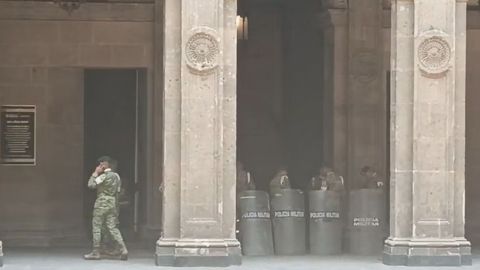 Normalistas lanzan cohetones a Palacio Nacional