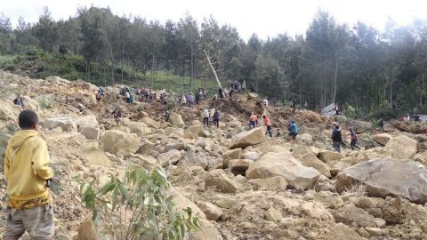 2 mil personas enterradas en Papúa Nueva Guinea por deslizamiento de tierra