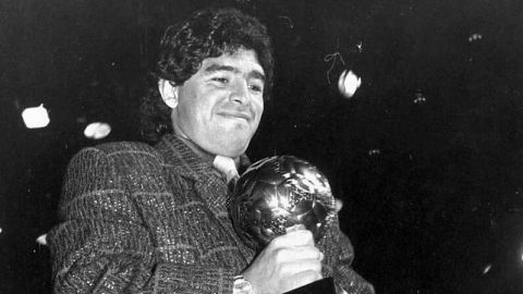 Tribunal francés autoriza subasta del Balón de Oro de Maradona de 1986