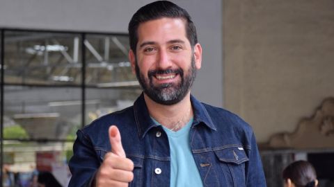 Juan Carlos Hank emite su voto en Tijuana