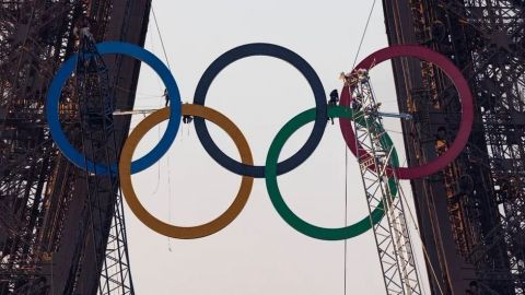 La Torre Eiffel ya luce los cinco aros olímpicos a 50 días para París 2024