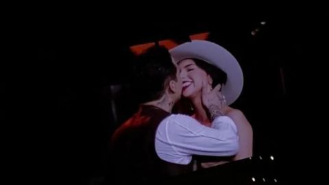 Christian Nodal y Ángela Aguilar se besan en concierto en el Auditorio Nacional