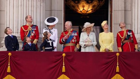 Reaparece la princesa Kate Middleton y saluda junto a la familia real