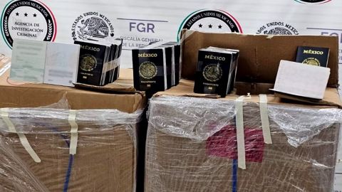 Detienen a dos hombres que transportaban más de seis mil pasaportes robados