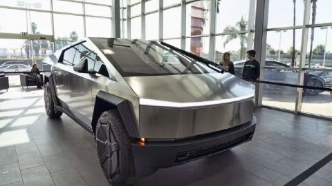 Tesla llama a revisión a su modelo futurista Cybertruck