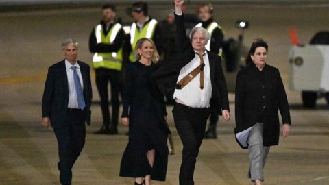 Es libre: Julian Assange, fundador de WikiLeaks, llega a Australia