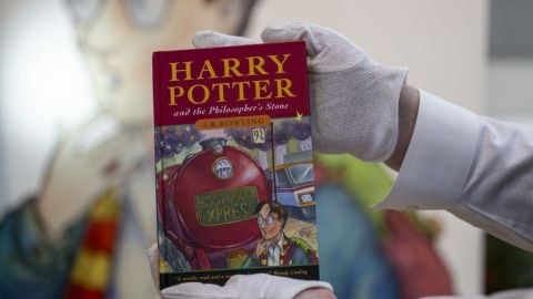 Subastan portada original de 'Harry Potter' en 1.9 millones de dólares