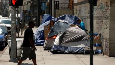 Ciudades de EU podrán prohibir que personas sin hogar duerman al aire libre