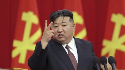 Corea del Norte presume nuevo misil con 'ojiva supergrande' pero expertos dudan