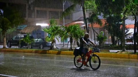 Huracán Beryl se debilita a categoría 1 sobre México, pero mantiene peligrosidad