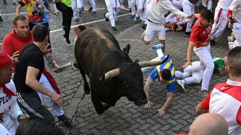 Una persona es corneada por toro en primer encierro de San Fermín 2024