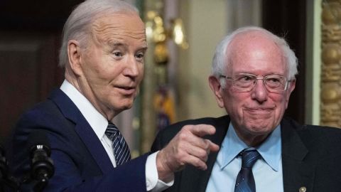El senador Bernie Sanders insta a apoyar candidatura de Biden