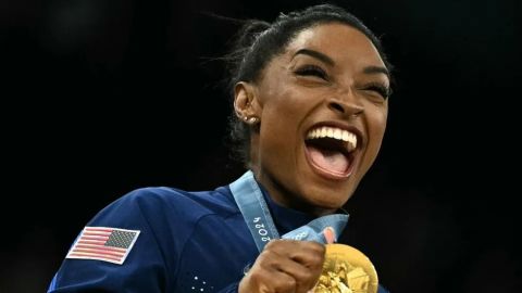 Simone Biles lidera a Estados Unidos para obtener su primera medalla de oro