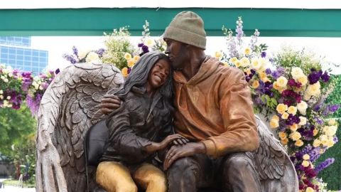 Lakers colocan una estatua de Kobe Bryant junto a su hija