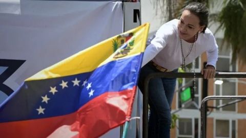 Manifestantes opositores protestan en Venezuela tras resultado de elecciones