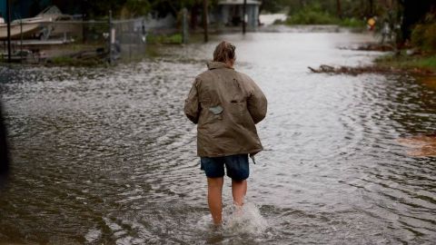 Un adolescente muerto, apagones y retrasos de vuelos deja en EU el huracán Debby