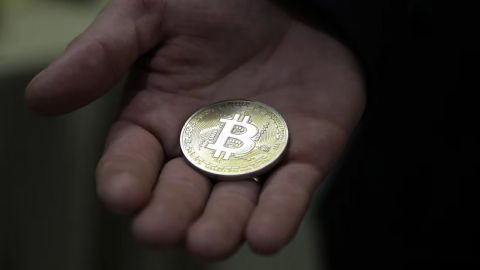 Bitcoin se desploma más del 13% ante una posible recesión en Estados Unidos