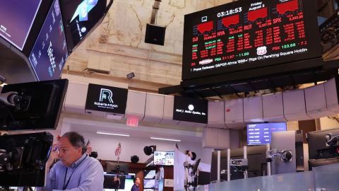 Wall Street abre al alza tras derrumbe del lunes negro