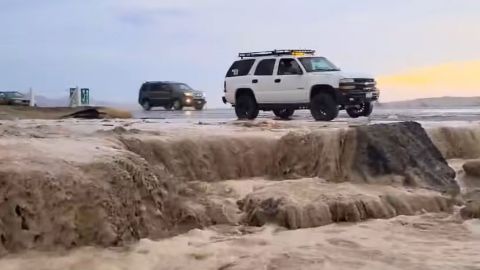 Sorprende arroyo en la Laguna Salada de Mexicali tras fuertes lluvias