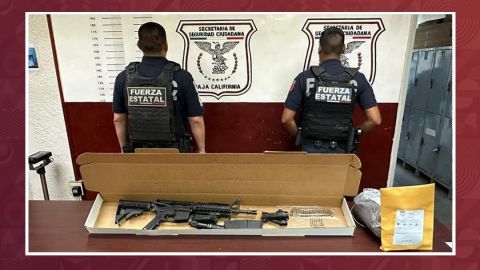 Dejan fusil de asalto en carro robado en Mexicali