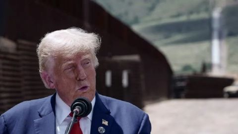 Trump visita frontera México-EU; propone pena de muerte para narcos