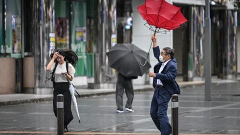 Poderoso tifón toca tierra en Japón; fuertes lluvias y vientos azotan el país