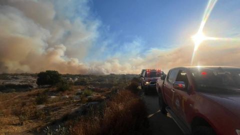 Bomberos Tijuana apoya en incendio forestal en Tecate