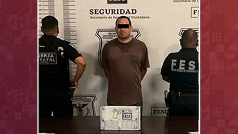 Arrestan a sujeto armado conduciendo un vehículo robado