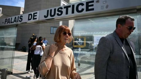 Con flores y aplausos: reciben a Gisèle Pelicot en juicio por agresión sexual