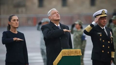 AMLO realiza izamiento de bandera a media asta por víctimas de sismos