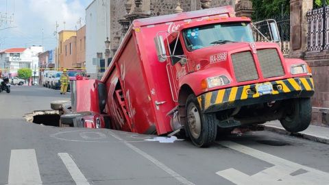 Camión y automóvil caen en tremendo socavón en Irapuato