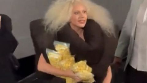 Lady Gaga, se convierte en repartidora de palomitas de maíz en un cine