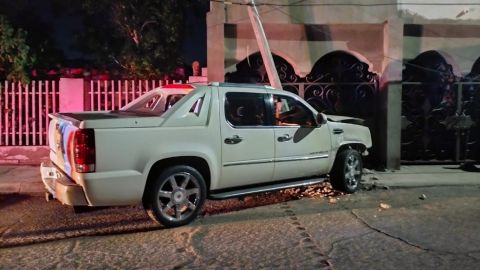 Joven ebrio choca contra vehículo estacionado y poste de CFE