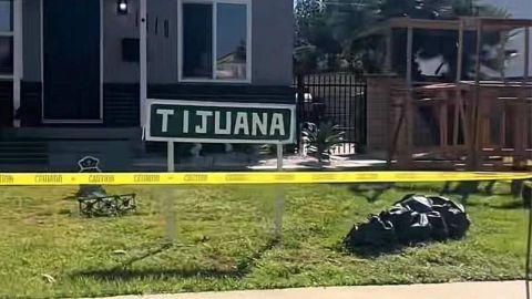 Condenan decoración de casa en EE. UU. que resalta la violencia en Tijuana