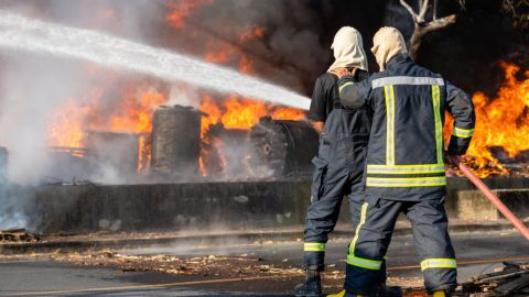 Incendio deja daños en cinco viviendas en Villa del Campo