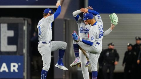 Dodgers vencen a Yankees y se colocan a un paso de su octavo título