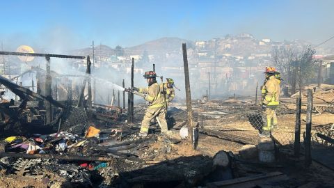 Diez casas afectadas tras fuerte incendio en asentamiento irregular de Tijuana