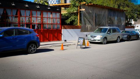 Denuncian problemas de estacionamiento por restaurantes nuevos en la Gabilondo